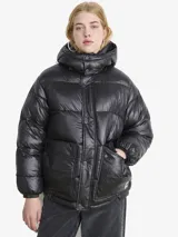 Campera puffer negra con acabado brillante, cuello alto con capucha integrada, cierre frontal con botones a presión y bolsillos laterales amplios.