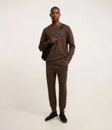 Pantalón deportivo masculino color marrón, liso, con ajuste elástico en la cintura y bolsillos laterales.