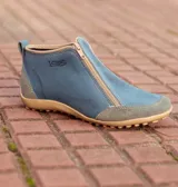 Zapatito marrón de cuero con puntera de gamuza, cierre frontal con cremallera y tirador trasero.