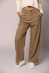 Pantalon sastrero de corte recto y tiro alto, con pretina ancha, cierre frontal con botón y bolsillos laterales.