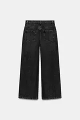Jeans de tiro alto con diseño de pierna ancha y cinco bolsillos. Presenta cierre frontal con cremallera y botón metálico.