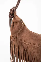 Bandolera marrón de gamuza sintética con flecos largos, cierre superior con cremallera y correa de hombro ajustable.
