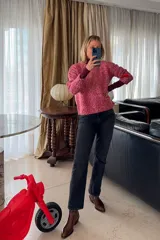 Sweater de punto con textura jaspeada en tonos rojizos y blancos, de cuello redondo y manga larga.