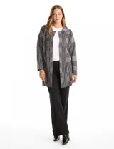 Cardigan largo de tejido con estampado de cuadros gales, marca Rio & Rian. Presenta cuello con solapa, mangas largas y diseño abierto sin botones.