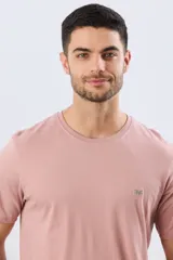 Remera lisa de manga corta y cuello redondo, color gris oscuro, de calce cómodo con pequeño logo bordado en el pecho.