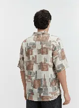 Camisa de manga corta estampada con cuello pijama.