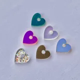 Set de aros de acero quirúrgico hipoalergénico con dijes intercambiables de diferentes formas y colores: corazones holográficos, estrellas metalizadas y rayos de colores.