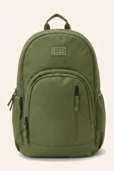 Mochila Billabong Roadie de color verde militar, con compartimento principal amplio, bolsillo frontal con cierre vertical y etiqueta con el logo de la marca bordada en la parte superior.