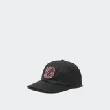 Gorro tipo gorra de béisbol color bordó con bordado frontal de una mano haciendo el signo de la paz con caras sonrientes en los dedos y texto vertical.