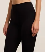 Pantalón legging deportivo de tiro alto, confeccionado en tejido seamless acanalado, con cintura elástica y ajuste ceñido al cuerpo.