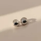 Aros tipo argolla pequeña con diseño de esfera lisa en plata 925, con cierre de presión.