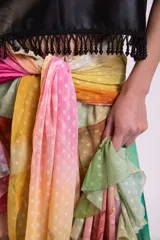 Falda larga de capas superpuestas de tul en colores pastel. Cada pieza es única por su confección artesanal, liviana y con muchísimo movimiento.