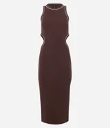 Vestido midi de tejido rib color marrón, con corte ajustado al cuerpo, cuello redondo y aberturas laterales cut out en la cintura. Presenta detalles de bies en color blanco que resaltan el diseño.