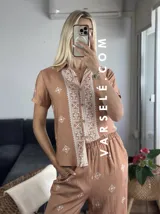 Conjunto de camisa de manga corta con cuello y pantalón largo de corte palazzo, ambos con estampado geométrico en blanco y negro.