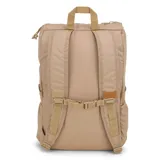Mochila Jansport modelo Hatchet de color beige, confeccionada en poliéster reciclado. Cuenta con solapa superior con cierre de hebilla ajustable, compartimento principal, bolsillo frontal con cierre y detalles en cuerina marrón con el logo de la marca grabado.