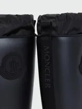 Botas de lluvia altas Moncler Kickstream High, color negro, con logo en el lateral y cordón ajustable en la parte superior.