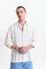 Camisa de manga larga Mistral con diseño de rayas verticales en tonos beige y gris. Presenta una textura tipo waffle, cuello clásico y cierre frontal con botones.