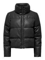 Campera puffer corta de efecto cuero, con cuello alto y cierre frontal de cremallera. Diseño acolchado con acabado liso y forro interior.
