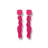 Par de aros colgantes con base cuadrada rosa y pieza colgante ondulada roja.