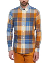 Camisa de manga larga a cuadros en tonos azul, naranja y marrón. Tiene cuello abotonado, bolsillo en el pecho y logo de pingüino bordado.