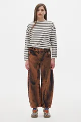 Pantalón jean slouchy de tiro medio, estilo mom, color marrón con efecto lavado.