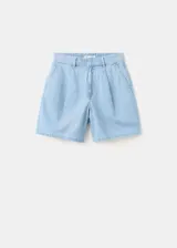 Short de denim color celeste con pinzas en la parte delantera y bolsillos laterales, de corte recto y tiro regular.