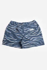 Short de baño con estampado de ondas en tonos azules y beige, cintura elástica con cordón ajustable, bolsillos laterales y suspensor interno.