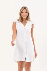 Vestido corto blanco con escote en V, cierre frontal abotonado y mangas cortas con detalles de volados. Confeccionado en mezcla de lino y viscosa.