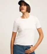Blusa básica de Marfinno ajustada en rib de algodón, con cuello redondo y mangas cortas.