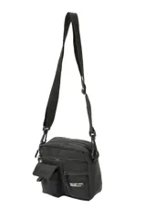 Morral de diseño compacto en color negro, con correa ajustable y extraíble. Cuenta con múltiples compartimentos frontales con cierre y un bolsillo pequeño con solapa, además de una etiqueta decorativa con texto.