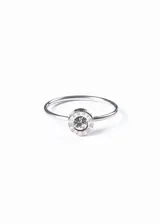Anillo plateado de acero quirúrgico con diseño de números romanos alrededor de un strass central.