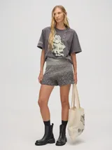Short de punto tejido con patrón de rombos en tonos degradados de celeste y amarillo. Presenta una pretina elástica y un calce suelto.