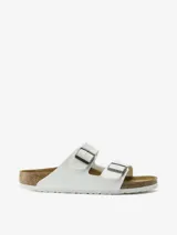 Sandalias Birkenstock Arizona color blanco, con doble tira ajustable con hebilla metálica y plantilla anatómica de corcho y látex.