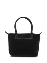 Cartera tipo tote de hombro confeccionada en poliéster reciclado engomado, color negro. Cuenta con compartimento principal con cierre de cremallera, bolsillo interior con cierre, bolsillo trasero con cierre y detalle de llavero decorativo. Presenta el logo de la marca grabado en el frente.