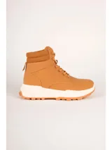 Bota de caña alta estilo trekking color verde militar, con suela blanca gruesa y base de goma marrón.