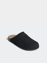 Zuecos Adidas Adimule de color negro, confeccionados con capellada de ante y suela de corcho genuino.
