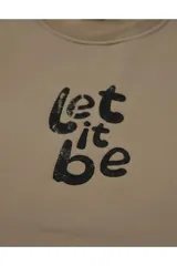 Buzo de felpa beige con cuello redondo, mangas largas y estampa frontal en negro con la frase "let it be".