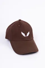 Gorro tipo cap color marrón con bordado de alas blancas en el frente.