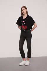 Pantalon jean de corte slim fit y tiro alto, con diseño de cinco bolsillos y ruedo deshilachado.