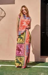 Musculosa de punto con cuello alto, sin mangas y estampado con motivos ecuestres en tonos naranja, celeste, amarillo y rosa.