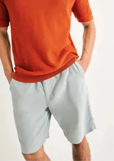 Bermuda color beige con cordón ajustable en la cintura.