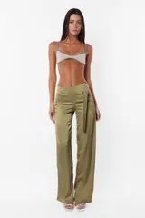 Microtop color visón confeccionado en microfibra, con breteles regulables y terminaciones en collareta fina a contratono.