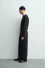 Camiseta de manga larga con corte relajado y cuello redondo. Presenta un diseño de doble capa con acabados en rib a contraste en el cuello y el ruedo.