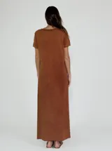Vestido largo de algodón color amarillo, con cuello en V y mangas cortas. Presenta un diseño holgado y fluido.
