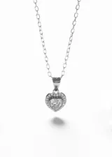 Cadena de eslabones tipo forcé con dije en forma de corazón, compuesto por una piedra central de zirconia rodeada por un marco de pequeñas circonias engastadas.