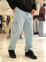 Pantalón cargo de jean azul con múltiples bolsillos en los laterales y diseño holgado.