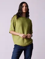 Buzo Ninety color verde oliva, en tejido acanalado con mangas cortas japonesas y corte holgado.