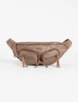 Riñonera de cuero sintético color marrón con acabado suave. Presenta un compartimento principal con cierre y dos bolsillos frontales adicionales con cierres metálicos y tiradores de cuero. Incluye logo metálico de la marca en el frente.