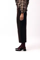 Pantalon de corte amplio y silueta relajada, color chocolate, con cintura alta, pinzas delanteras y bolsillos laterales.