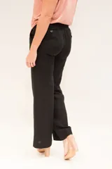 Pantalón negro de lino, corte palazzo, con cintura alta elastizada y cordón ajustable.